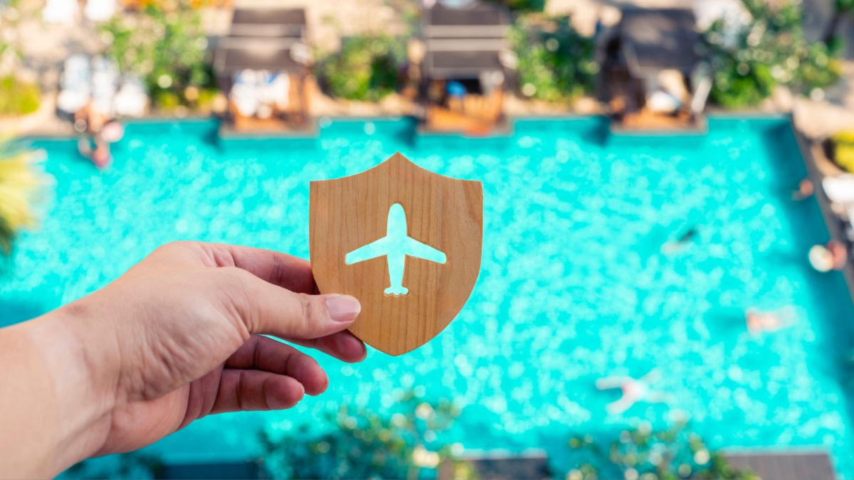 Scudo aereo e piscina sullo sfondo